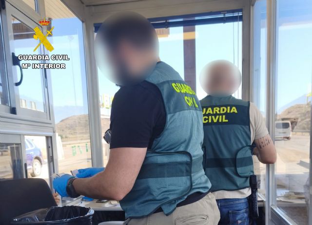 La Guardia Civil detiene a un empleado que estafaba a la empresa concesionaria de la Autopista AP-7 - 3, Foto 3