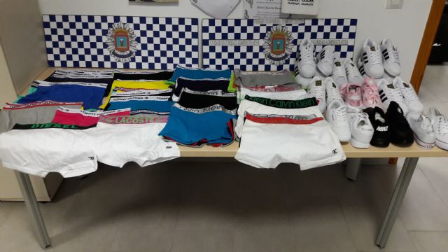 La Policía Local incauta 247 prendas textiles y calzado falsificadas que se encontraban expuestas a la venta en dos puestos del mercado semanal de Lorca - 1, Foto 1