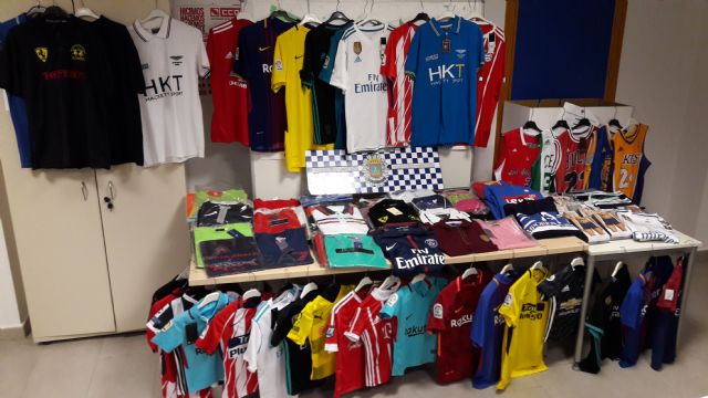 La Policía Local incauta 247 prendas textiles y calzado falsificadas que se encontraban expuestas a la venta en dos puestos del mercado semanal de Lorca - 2, Foto 2