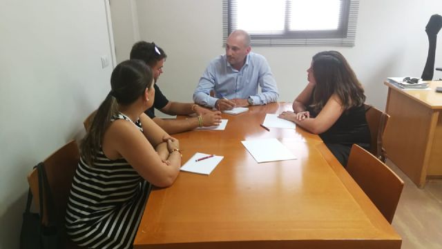 Pedro José García Rex, concejal de Empleo, Promoción Económica y Turismo, se reúne con la pedánea de Gea y Truyols para estudiar vías que potencien el interés turístico de la pedanía - 1, Foto 1