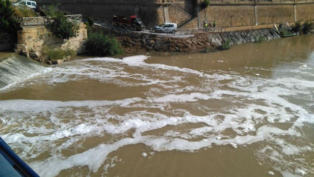 Huermur denuncia en la CHS y en la Consejería de Medio Ambiente las espumas aparecidas hoy en el Segura - 3, Foto 3