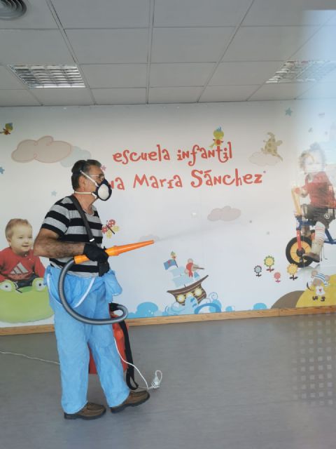 El Ayuntamiento implementa un plan municipal de limpieza y desinfección en centros educativos como medida de prevención ante el COVID-19 - 2, Foto 2