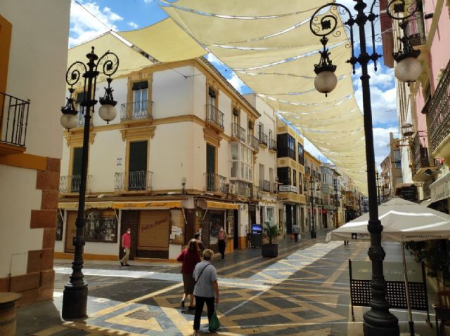 El Ayuntamiento de Lorca realizará encuestas para conocer la opinión de los vecinos acerca de los toldos instalados en la Calle Corredera - 1, Foto 1