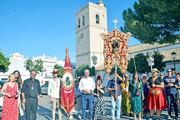 Antonio Campos Ruiz (PSOE) alcalde del Municipio de Alcalá del Río acompañó a los pelegrinos en su discurrir por las calle de localidad - 5, Foto 5