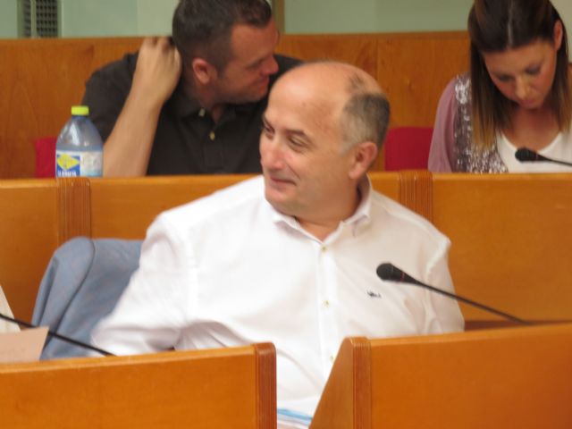 El portavoz del grupo municipal de Ciudadanos en Lorca, Antonio Meca, en el salón de plenos., Foto 1