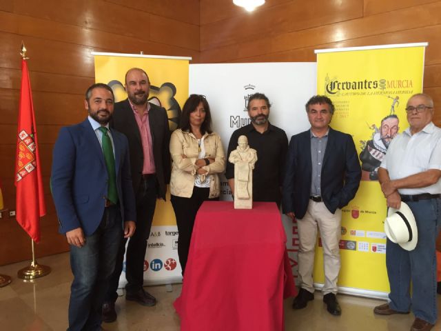 El Ayuntamiento conmemora el IV Centenario de la muerte de Cervantes con un busto homenaje a la ciudad de Murcia - 1, Foto 1