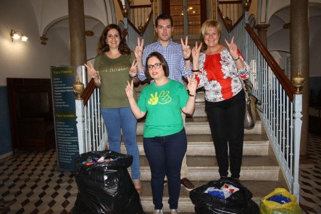 El Alcalde de Cehegín hace entrega a María José Teruel de los tapones solidarios destinados a investigar la enfermedad rara que padece - 1, Foto 1