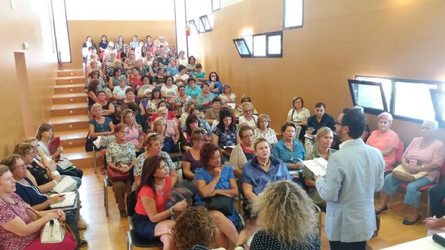 El concejal se reune con más de sesenta asociaciones de mujeres para poner en marcha el Consejo de Igualdad - 1, Foto 1