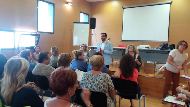 El concejal se reune con más de sesenta asociaciones de mujeres para poner en marcha el Consejo de Igualdad - 2, Foto 2