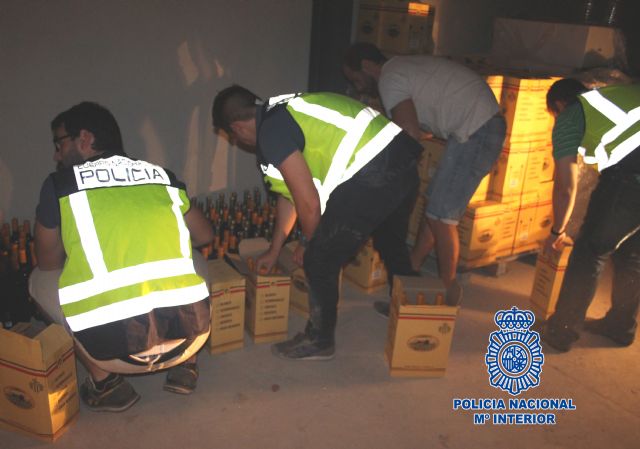 Seis detenidos y 107 kilos de marihuana incautada por la Policía Nacional en un polígono industrial de Lorquí - 1, Foto 1