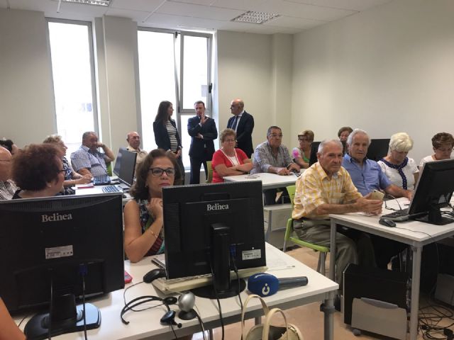 Más de 500 mayores de todo el municipio podrán recibir formación en el uso de smartphones y tablets gracias al Ayuntamiento y la Fundación Vodafone España - 1, Foto 1