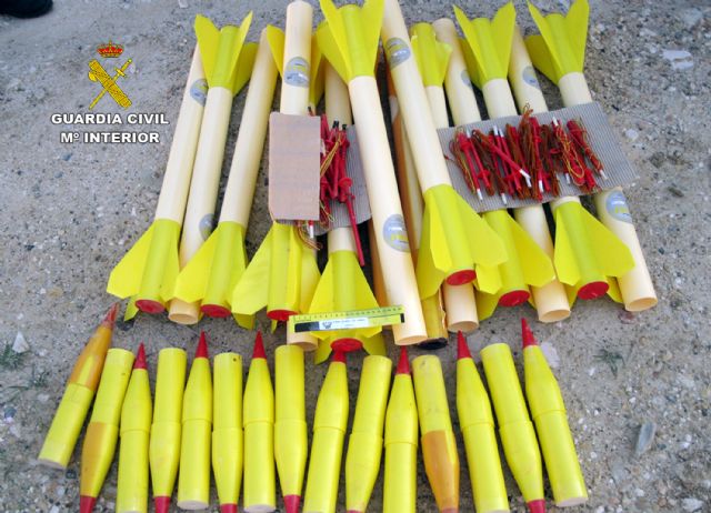 La Guardia Civil desactiva una quincena de cohetes antigranizo hallados en un almacén de Cehegín - 1, Foto 1