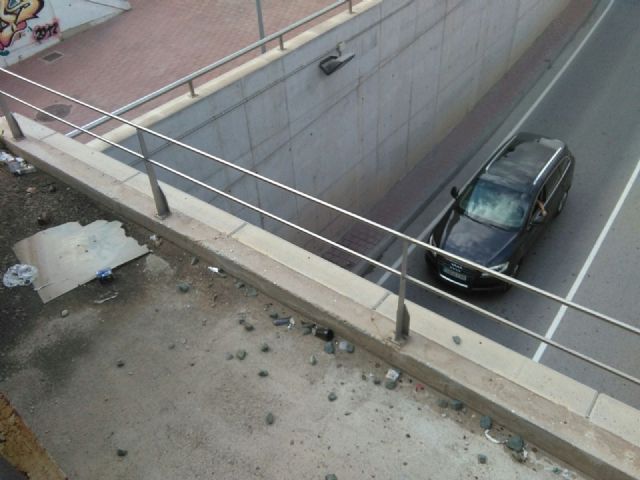 El PSOE denuncia que, en plena Feria, el entorno del Puente de Hierro está convertido en un vertedero y pide más presencia de las fuerzas de seguridad en la zona - 1, Foto 1