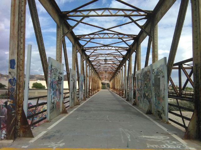 El PSOE denuncia que, en plena Feria, el entorno del Puente de Hierro está convertido en un vertedero y pide más presencia de las fuerzas de seguridad en la zona - 3, Foto 3