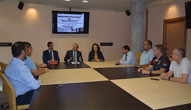La recogida de viajeros en el nuevo Aeropuerto Internacional será realizada por los taxistas de Murcia - 1, Foto 1