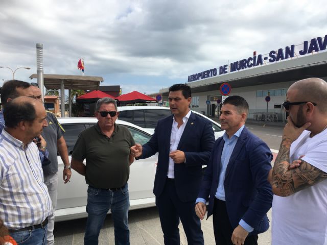 El alcalde de San Javier defiende la creación de un área de prestación conjunta en el servicio de taxis del aeropuerto de Corvera que de cabida a las seis licencias de San Javier que solicitan los taxistas - 1, Foto 1