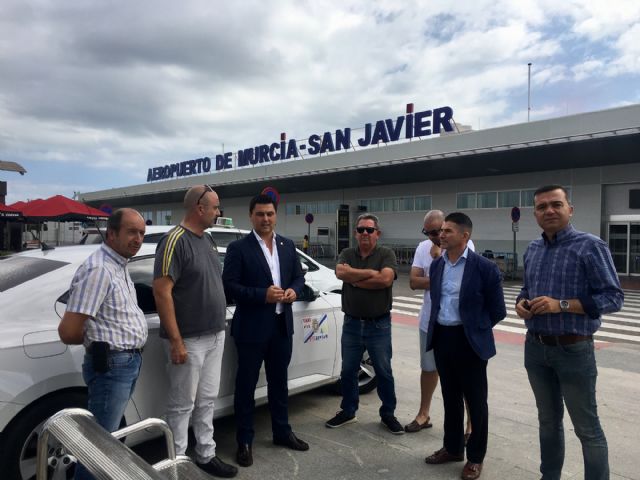 El alcalde de San Javier defiende la creación de un área de prestación conjunta en el servicio de taxis del aeropuerto de Corvera que de cabida a las seis licencias de San Javier que solicitan los taxistas - 2, Foto 2