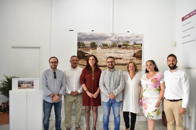 Una fotografía del río Guadalentín durante la riada de San Wenceslao luce desde hoy en la entrada noble del Ayuntamiento - 1, Foto 1