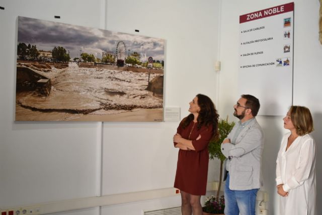 Una fotografía del río Guadalentín durante la riada de San Wenceslao luce desde hoy en la entrada noble del Ayuntamiento - 2, Foto 2