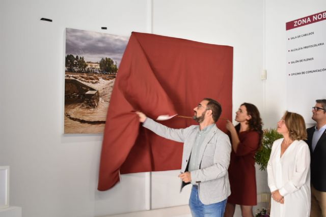 Una fotografía del río Guadalentín durante la riada de San Wenceslao luce desde hoy en la entrada noble del Ayuntamiento - 3, Foto 3