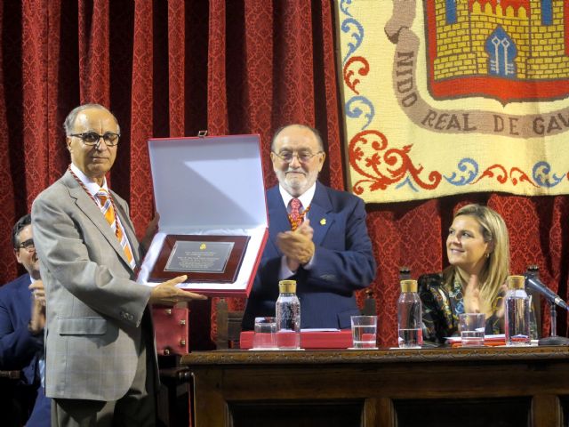 Luis Lisón recibe la placa con el nombramiento de 