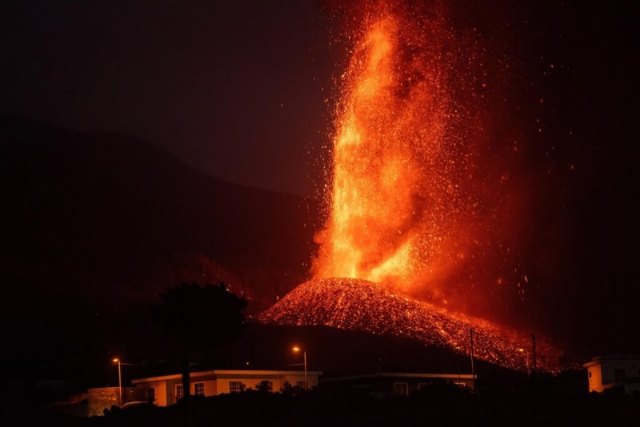 El Ayuntamiento de Alhama pone a disposicin de La Palma recursos municipales frente a la catstrofe del volcn, Foto 1