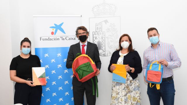 La Fundación la Caixa dona mochilas con material escolar para los estudiantes de Calasparra - 1, Foto 1