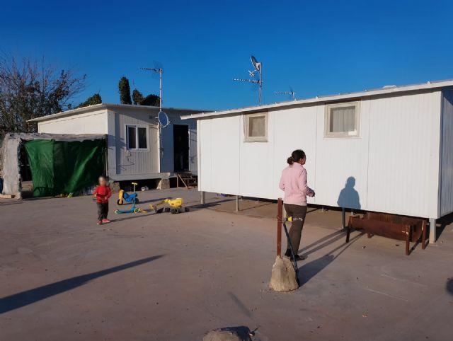 IU-Verdes Lorca exige al Gobierno regional que ceda al Ayuntamiento las 14 viviendas para el realojo de las familias que viven en casas prefabricadas desde 2011 - 1, Foto 1