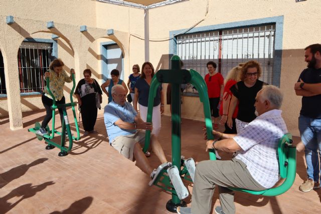 El Ayuntamiento mejora los exteriores de los hogares de mayores para la práctica de actividad física - 1, Foto 1