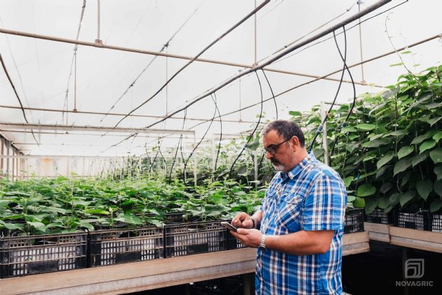 Francisco usando la tecnología climatec desde su móvil, Foto 2