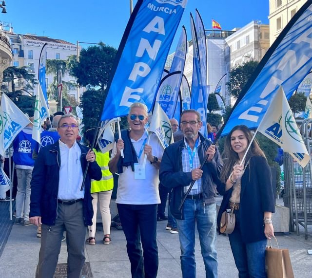 ANPE se concentra con el lema “– política + educación - 1, Foto 1