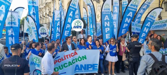 ANPE se concentra con el lema “– política + educación - 3, Foto 3