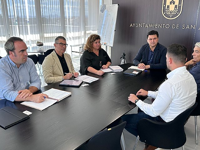 El Ayuntamiento y la empresa constructora se reúnen para coordinar el inicio de la demolición del edificio Lago Mar , en La Manga del Mar Menor - 1, Foto 1