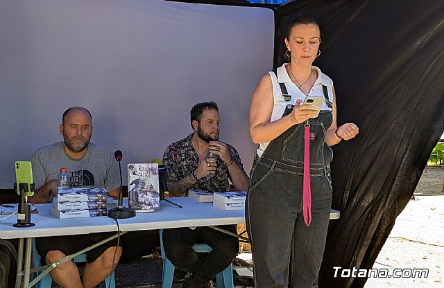 Héctor Bastida presenta La mirada de los galgos: realismo mágico y activismo en la feria AnimaliCCOs, Foto 2