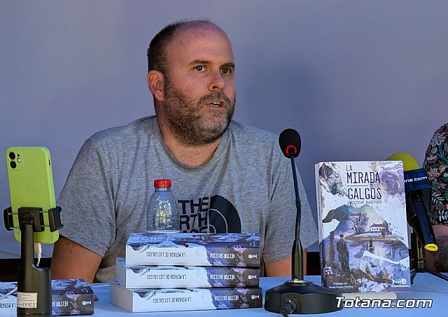 Héctor Bastida presenta La mirada de los galgos: realismo mágico y activismo en la feria AnimaliCCOs, Foto 3