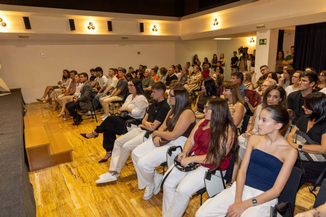 La Fundación Robles Chillida reconoce la excelencia académica de 19 estudiantes en sus premios de la convocatoria 2026 - 3, Foto 3