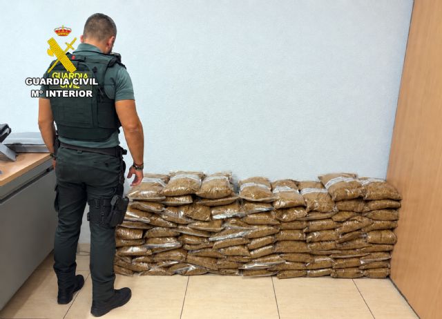 La Guardia Civil sorprende en Mazarr�n a un conductor sin carn� y con 25 kilos de tabaco de contrabando, Foto 3