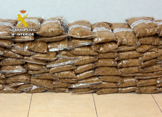 La Guardia Civil sorprende en Mazarr�n a un conductor sin carn� y con 25 kilos de tabaco de contrabando, Foto 2