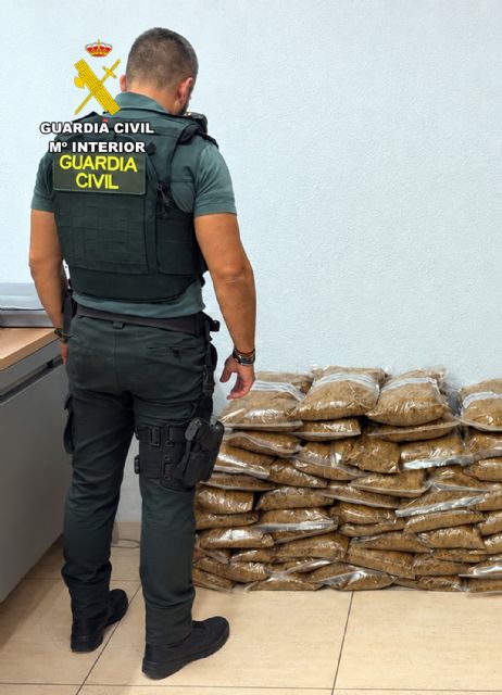 La Guardia Civil sorprende en Mazarr�n a un conductor sin carn� y con 25 kilos de tabaco de contrabando, Foto 4