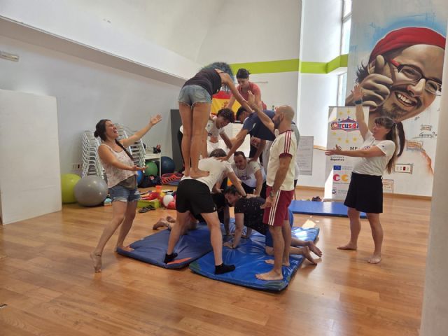 Aidemar convierte el circo en herramienta de inclusion social. circus4all