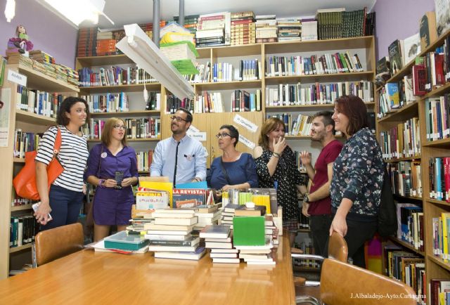 Cultura estudiara futuras colaboraciones para promover actividades en la biblioteca vecinal de Santa Ana - 1, Foto 1