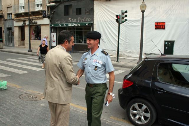 El alcalde de Alcantarilla recibe al coronel jefe del recientemente constituido Regimiento de Infantería Zaragoza n°5 Paracaidista - 1, Foto 1