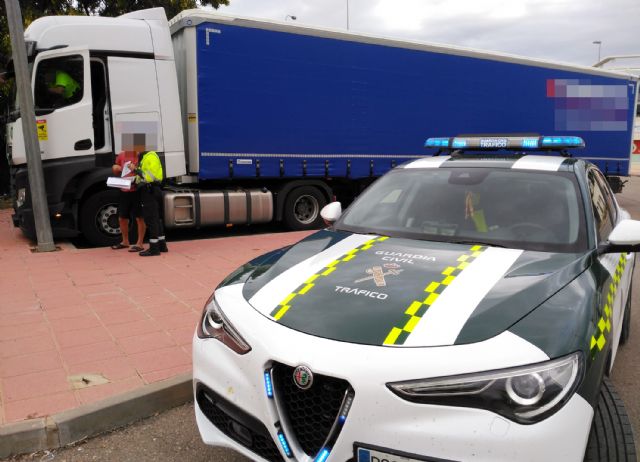 La Guardia Civil detiene al conductor de un vehículo articulado de 40 toneladas que superaba en más de diez la tasa de alcoholemia - 1, Foto 1