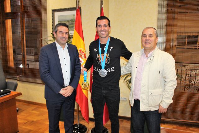 El alcalde felicita al deportista alcantarillero Christian Méndez, que ha llevado a la Selección Femenina de Fútbol  Playa a ganar el Mundial de Doha - 1, Foto 1