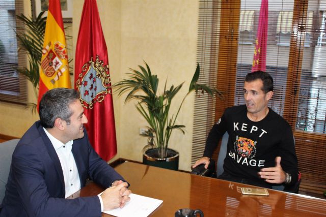 El alcalde felicita al deportista alcantarillero Christian Méndez, que ha llevado a la Selección Femenina de Fútbol  Playa a ganar el Mundial de Doha - 2, Foto 2