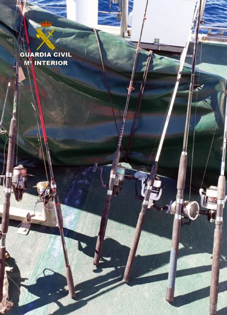 La Guardia Civil denuncia a dos pescadores en la reserva marina de Cabo Tiñoso - 1, Foto 1