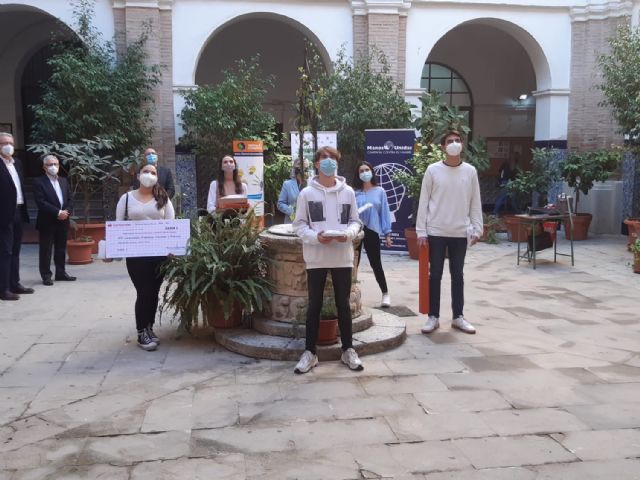 Alumnos de 1° de Bachillerato del Instituto Francisco Cascales de Murcia reciben el primer premio en la final autonómica de Clipmetrajes de Manos Unidas en Murcia - 1, Foto 1