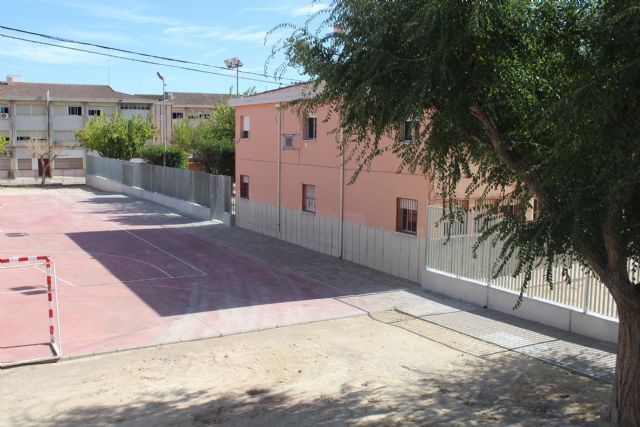 Finalizan las obras de traslado del vallado que aumentan el espacio de patio del CEIP Carmen Conde - 1, Foto 1