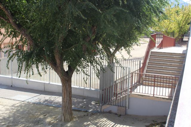 Finalizan las obras de traslado del vallado que aumentan el espacio de patio del CEIP Carmen Conde - 2, Foto 2