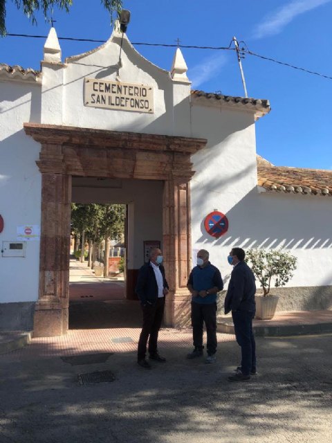 El alcalde y concejal de Obras visitan las actuaciones desarrolladas en el cementerio municipal - 1, Foto 1